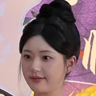 赵露思脸上，脂肪确实比较充足，肉嘟嘟的，Q弹Q弹的。

如果只看脸，很容易被误会