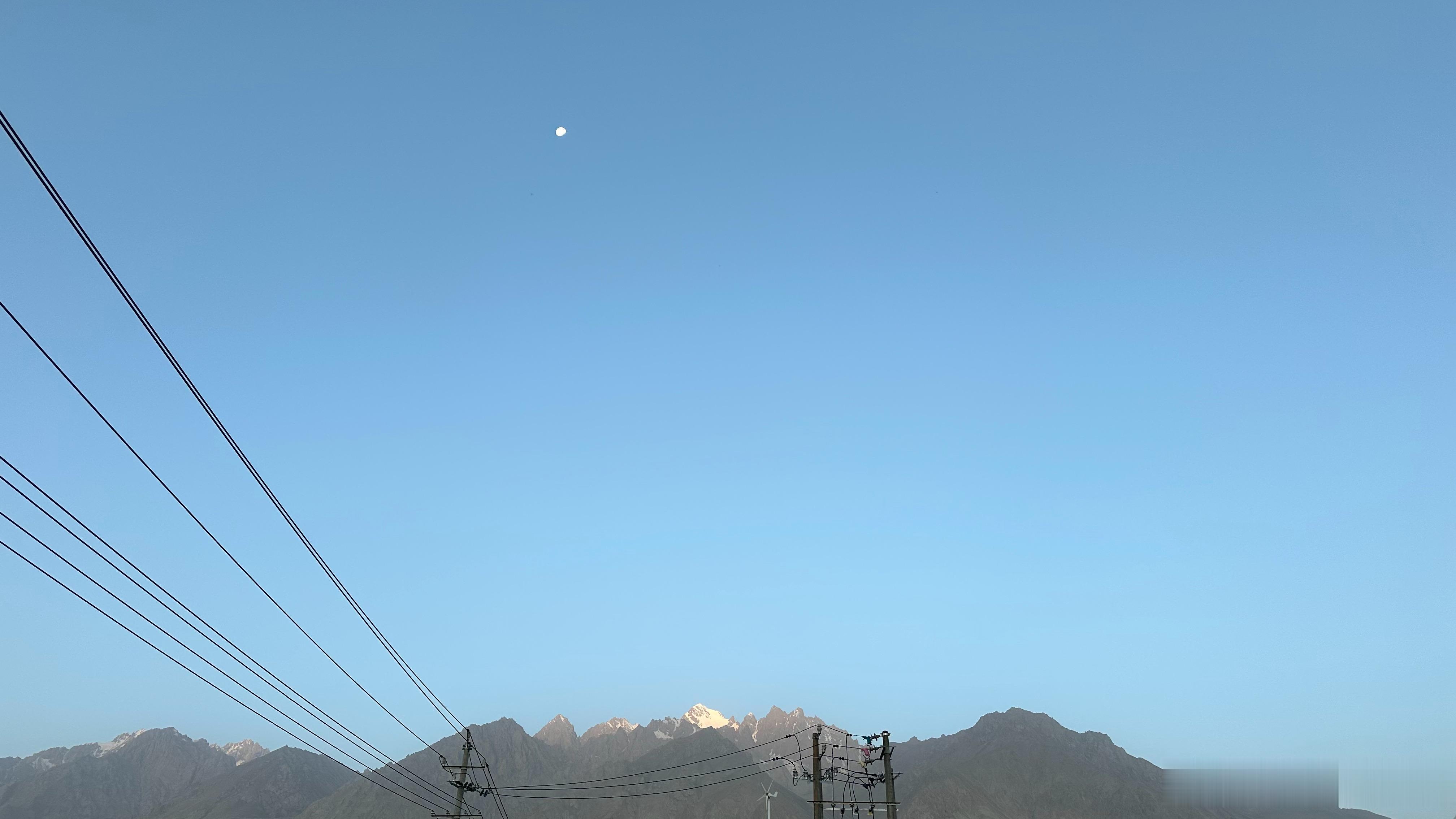 8:11 万山载雪，明月薄之。雪山顶的月亮还高高地悬挂着，太阳至此还没有出来。与