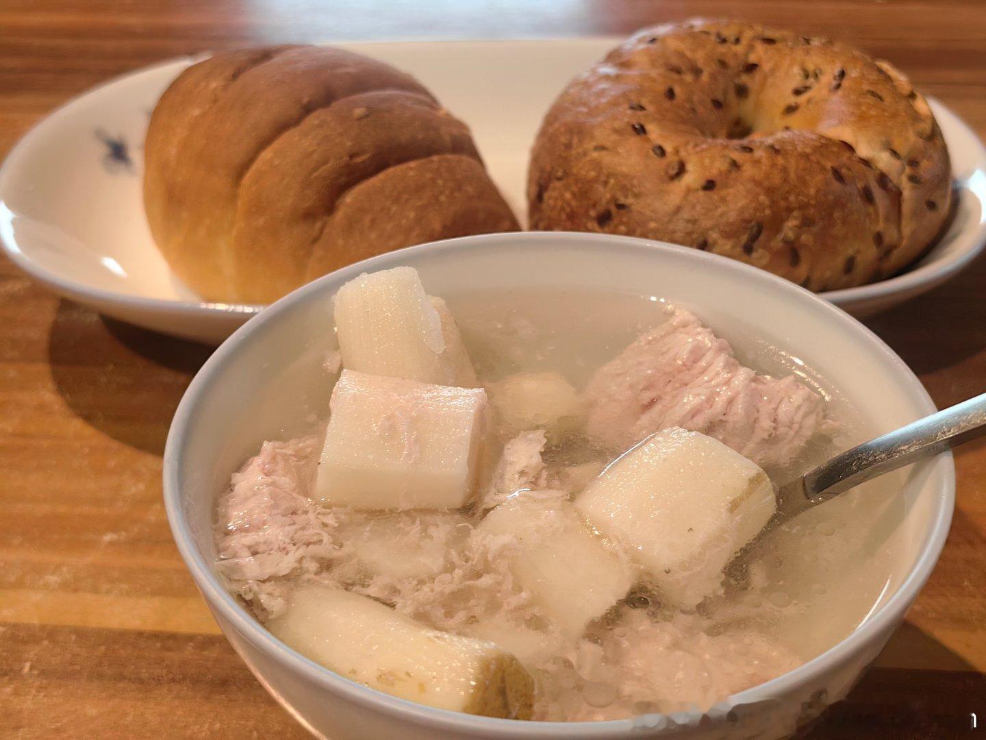 早上好呀开始放寒假早餐淮山瘦肉水加上我妹做的面包 