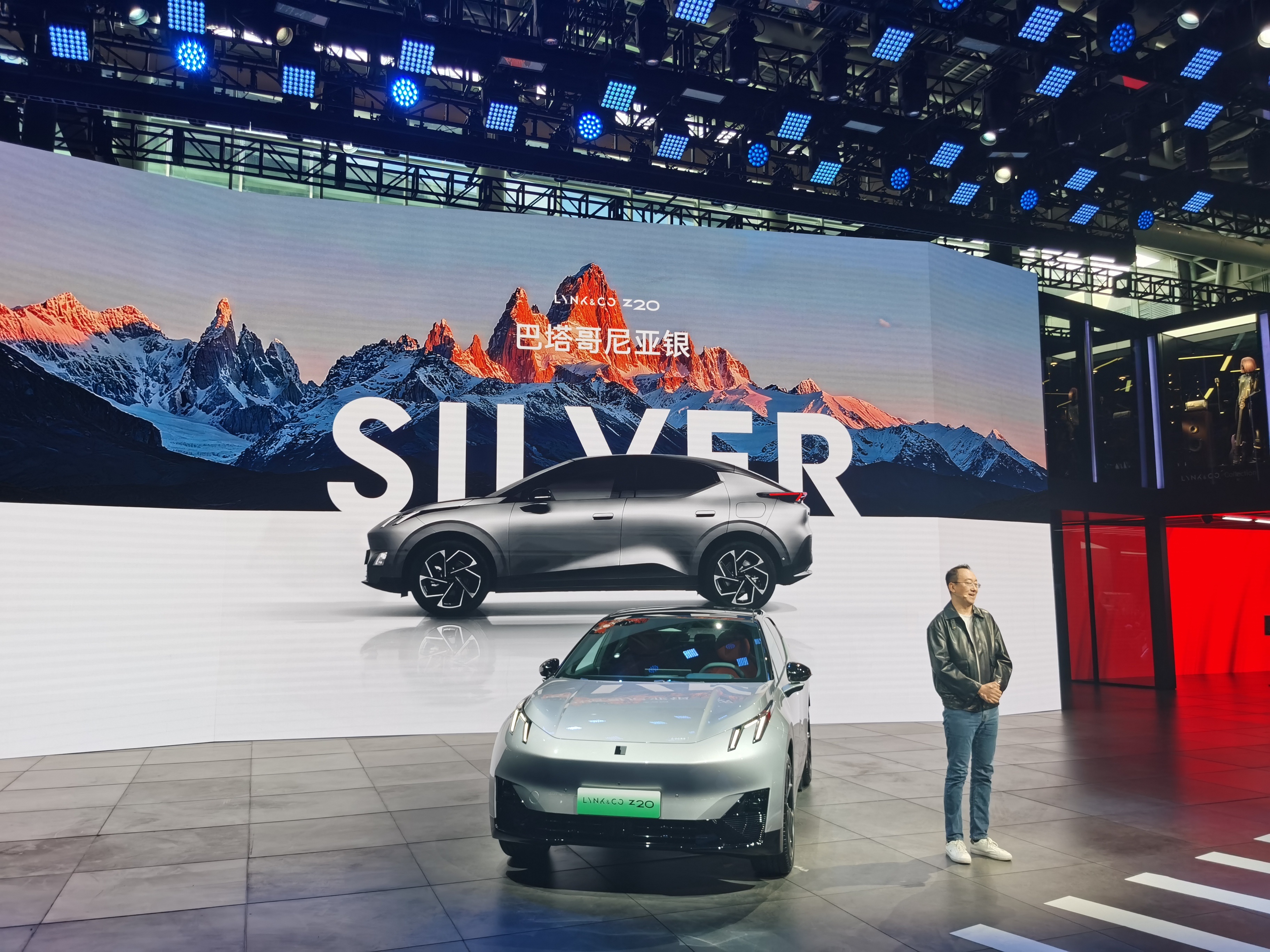 领克Z20曜红版，说好的红色呢？这怎么是个银色车？别急，红，都在心里～ 