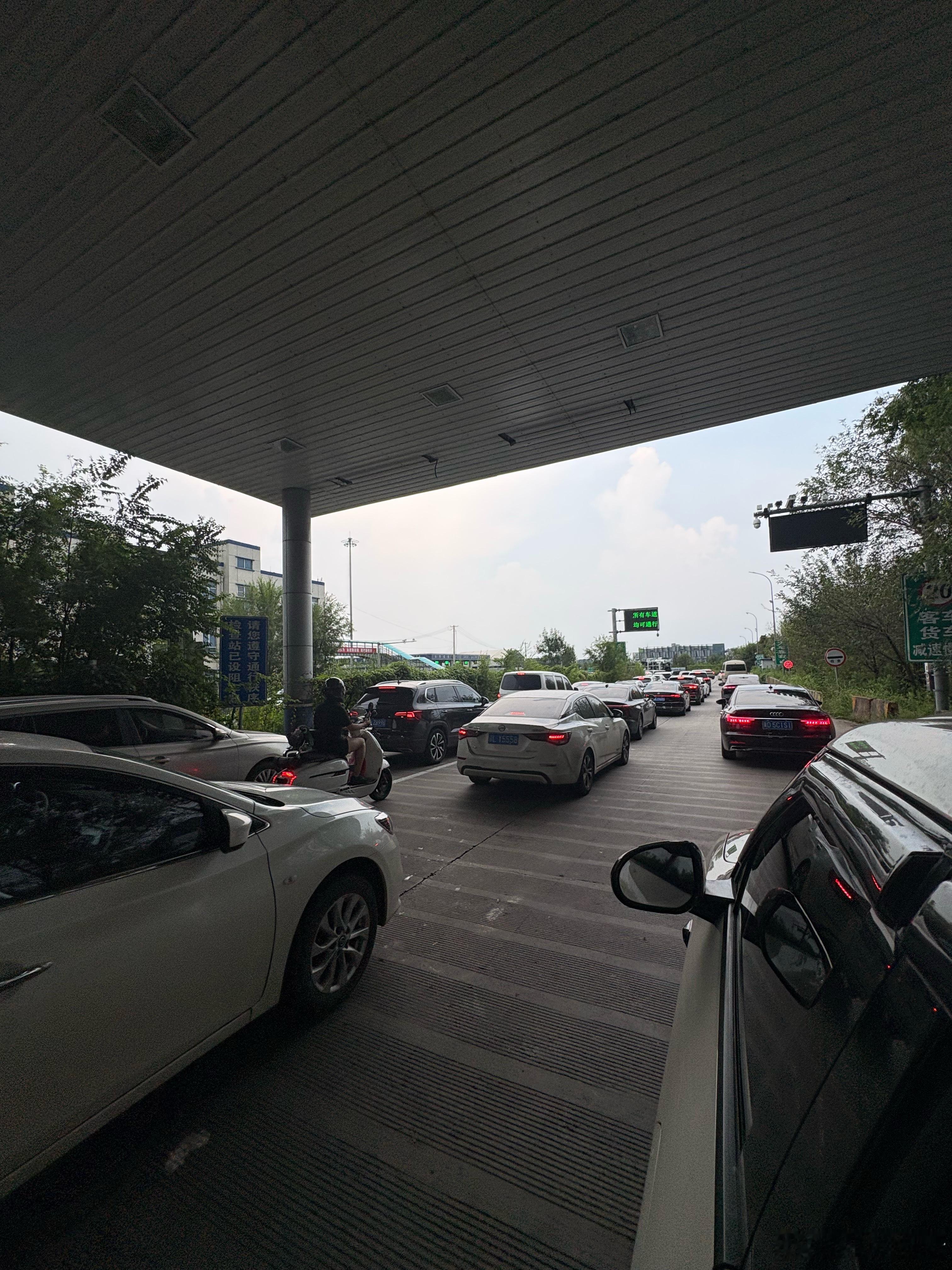 每次周末的时候从外地进京都要排队到地老天荒 北京
