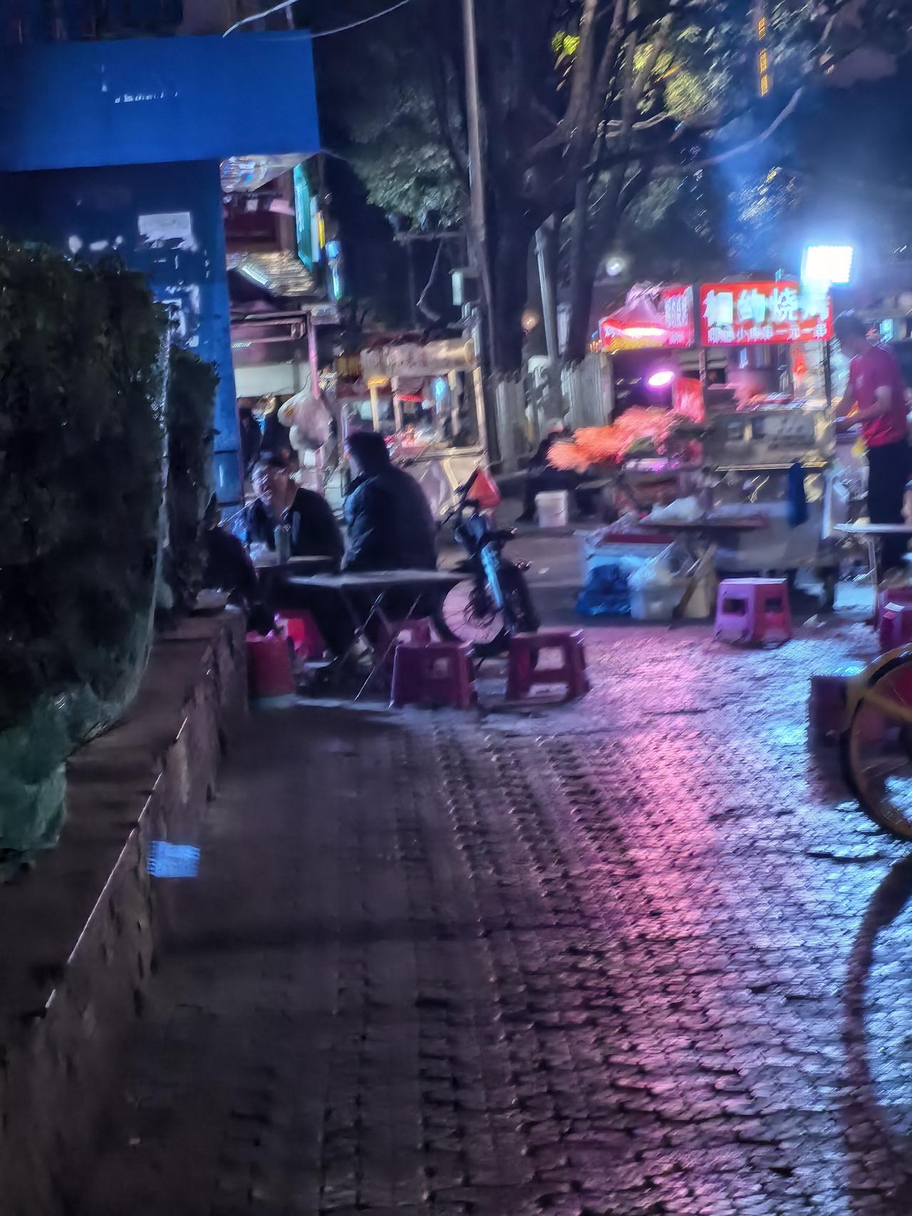 现在的小商贩，小摊贩们从初一晚上就土工推了，初二晚上更多，就是腊月三十晚上没有，