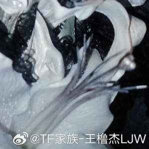 王橹杰  每日一善 阳光‎信用 岩⽯下的⼩草教我们坚强，峭壁上的野百合教我们执着
