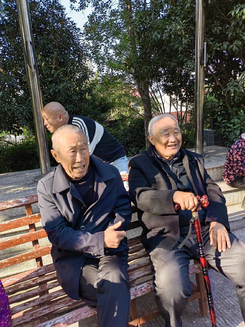 倘若，原来家庭比较薄，儿女又都没有结婚，老人不但要帮助儿女积攒结婚、买房、买车的