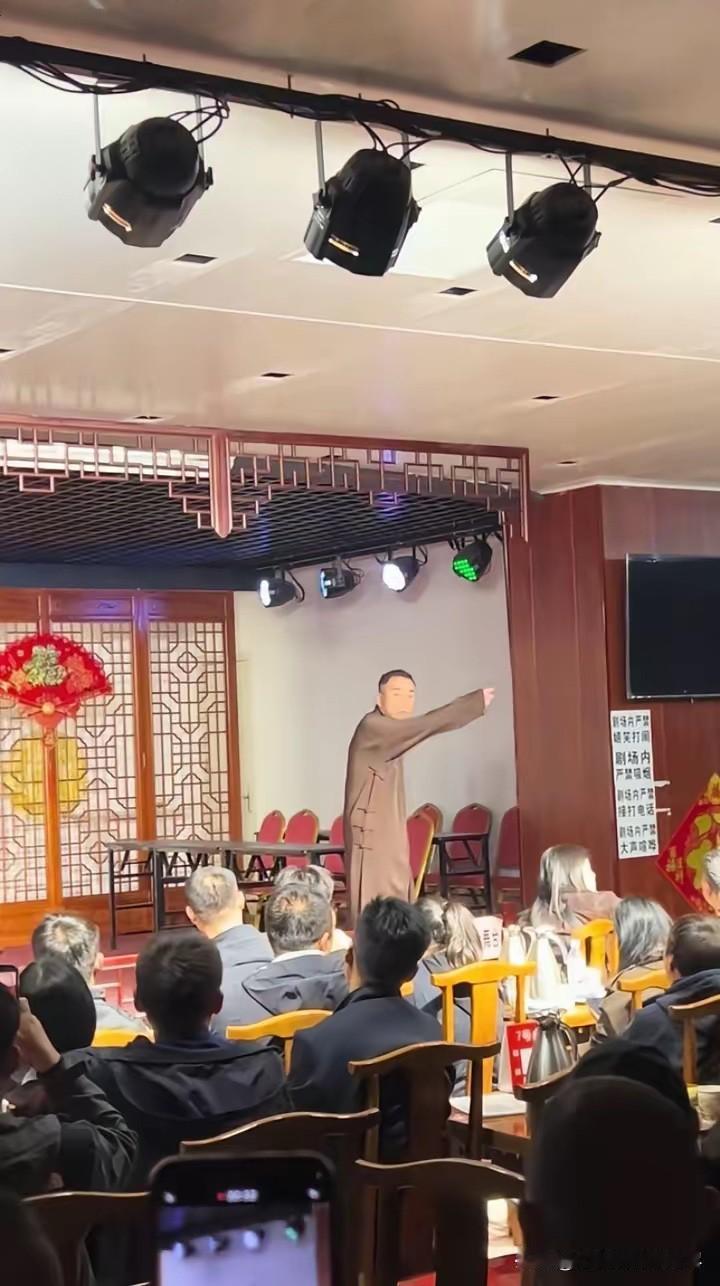 挣了面子，丢了人！10月25日杨议在天津市杨光相声社说相声时，只因台下有位观众多