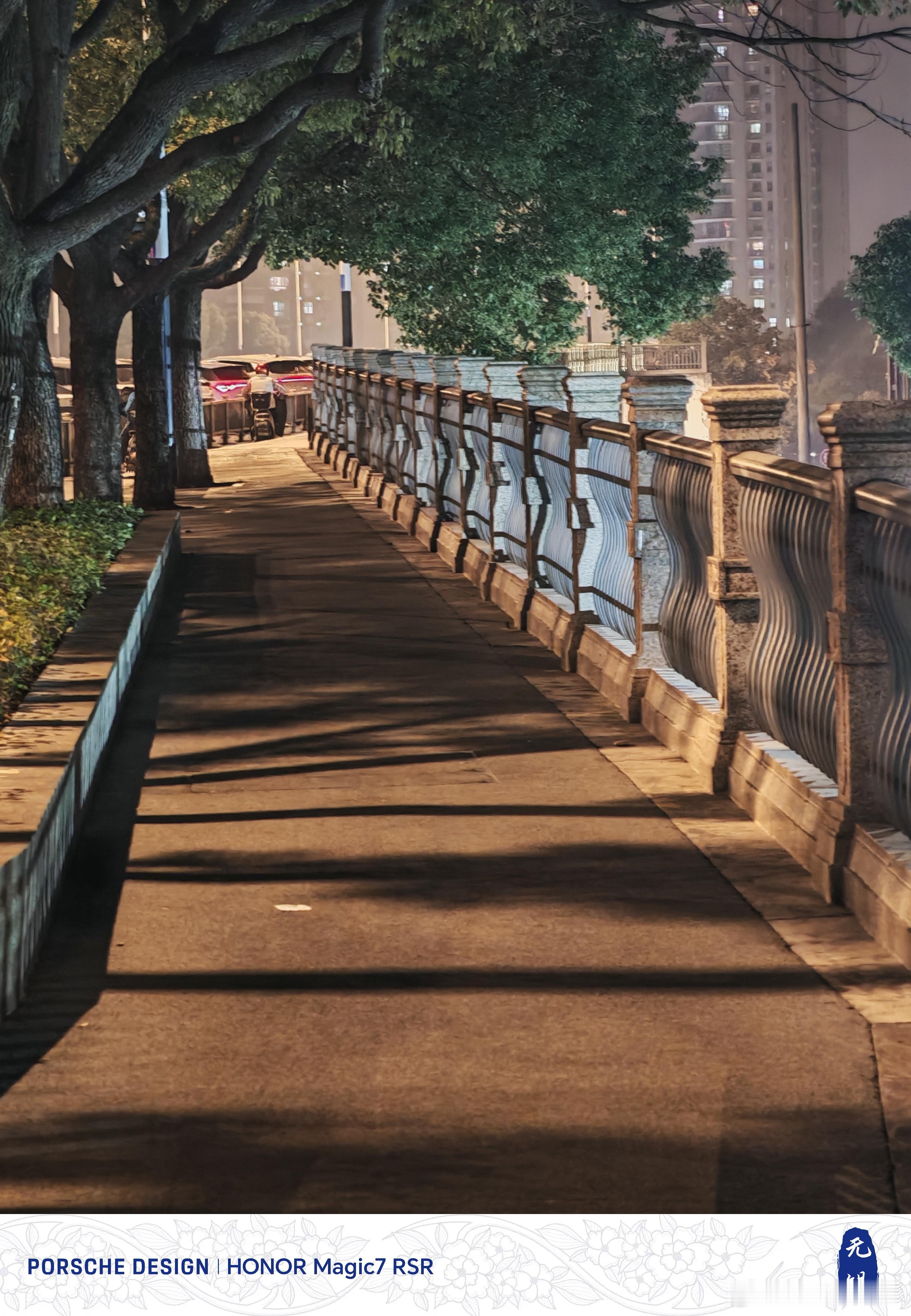 无锡，冬夜的街头。  