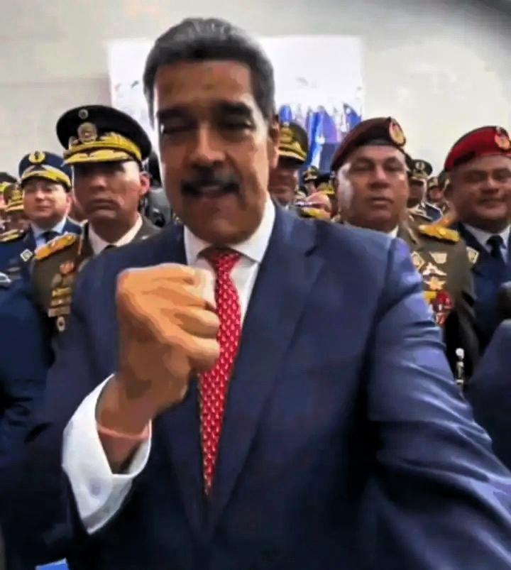 一屋子的将军，挂满金星勋章，喊着要誓死捍卫国家，誓死保卫人民，结果呢？一屋子将军