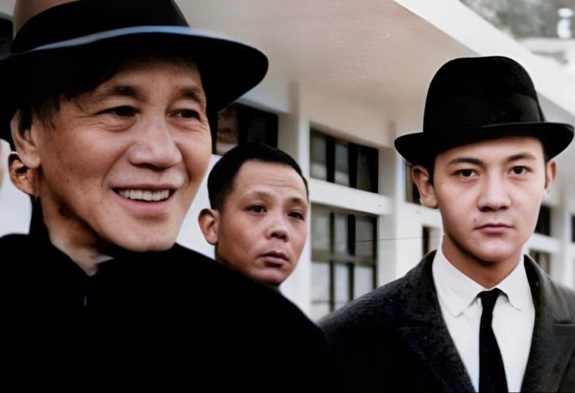 拍摄于上世纪六十年代中期的老蒋与次孙蒋孝武合影。

照片中老蒋面带笑容，神态从容