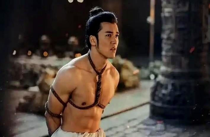 内娱的将军，开始涂粉底液了。

《逐玉》里，张凌赫演的少年战神，本该是尸山血海里