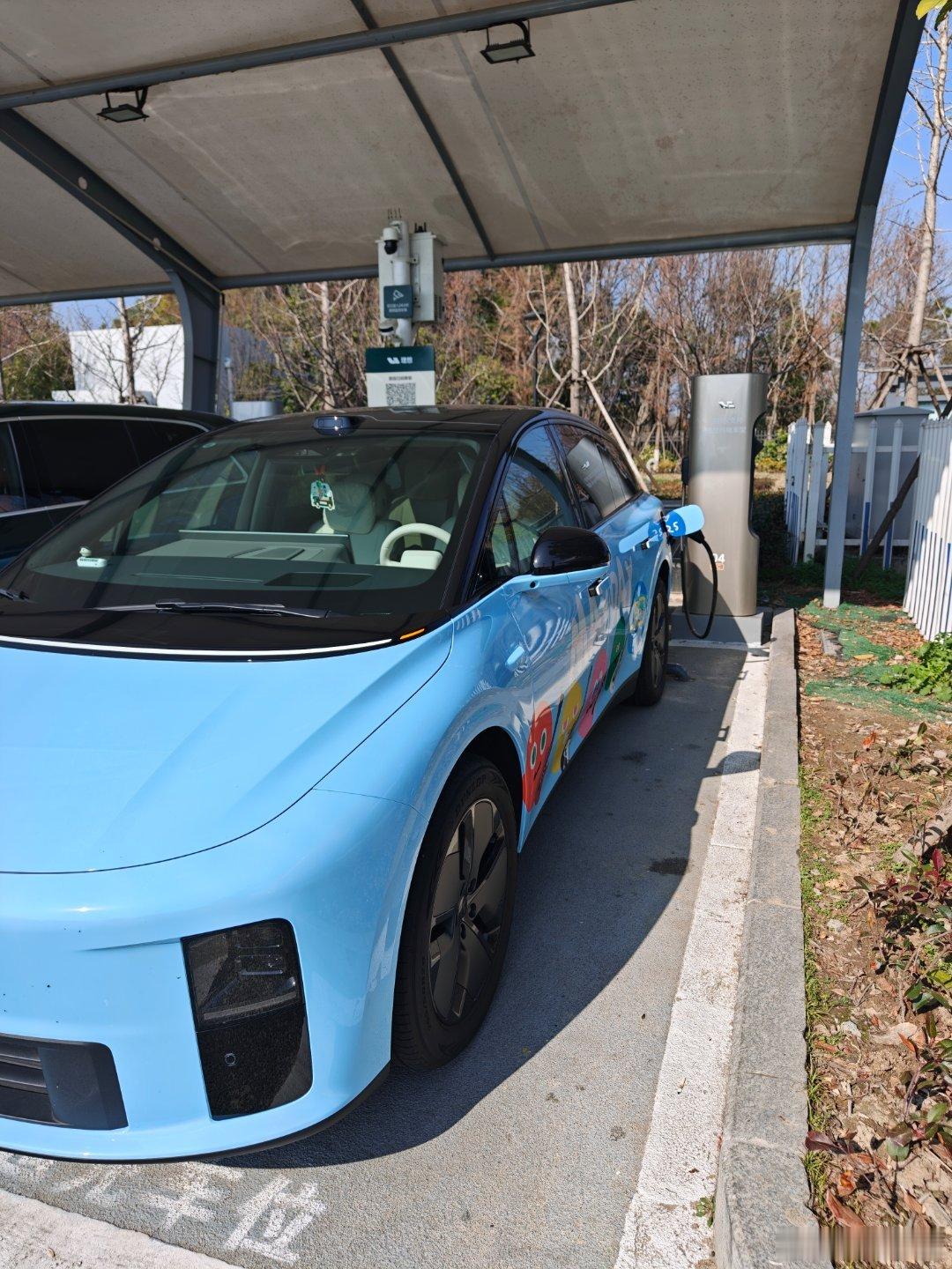 服务区的5C补能基建确实是好文明。能很大程度上提升纯电的长途体验~上个洗手间，买