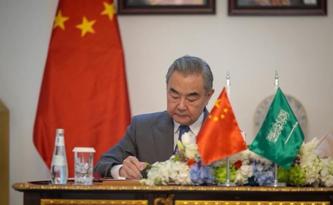 中国和沙特谈妥了
当地时间12月14日，中国外交部长王毅在利雅得同沙特外交大臣费