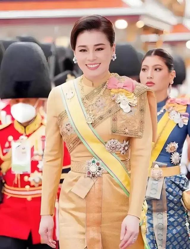 笑容是需要练习的。看看泰国的苏提达王后笑起来多么温和，多么亲切，多么温暖，真的是