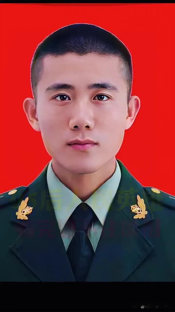 他高考625分，却放弃了清华梦，
选择了报国，当他面对失控的超载货车，果断推开战