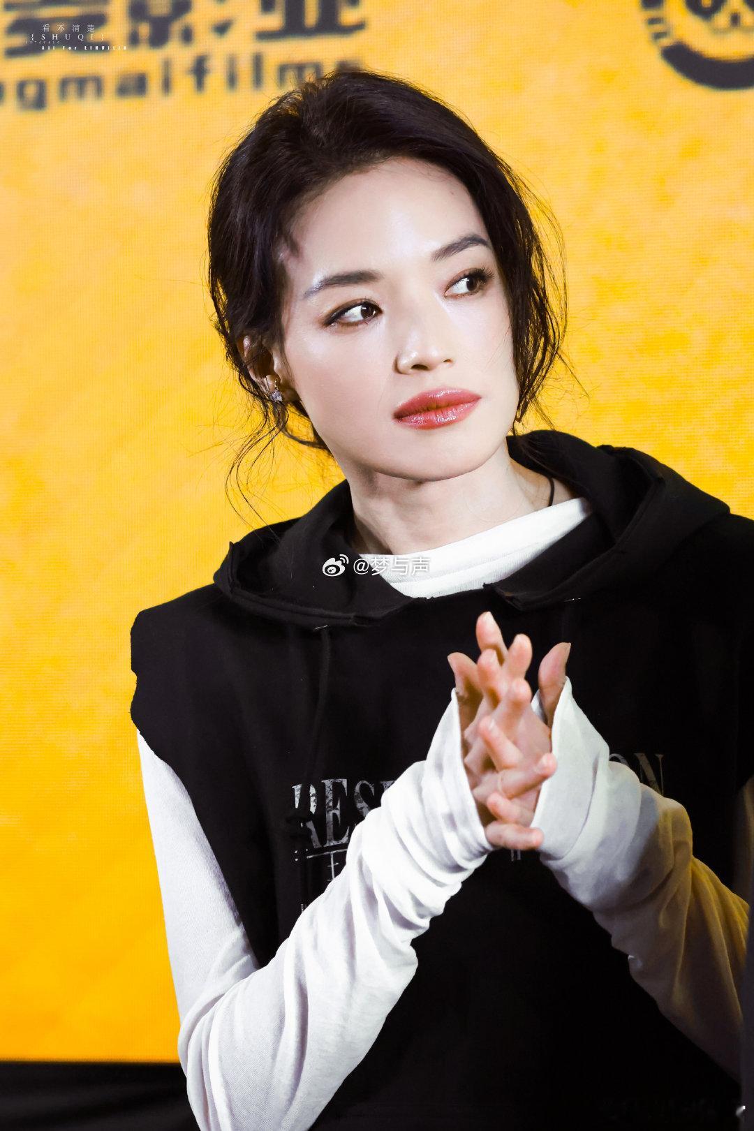 电影里穿越时光，现实中冻龄封神！舒淇《狂野时代》首映礼碎发刘海太圈粉，简约穿搭也