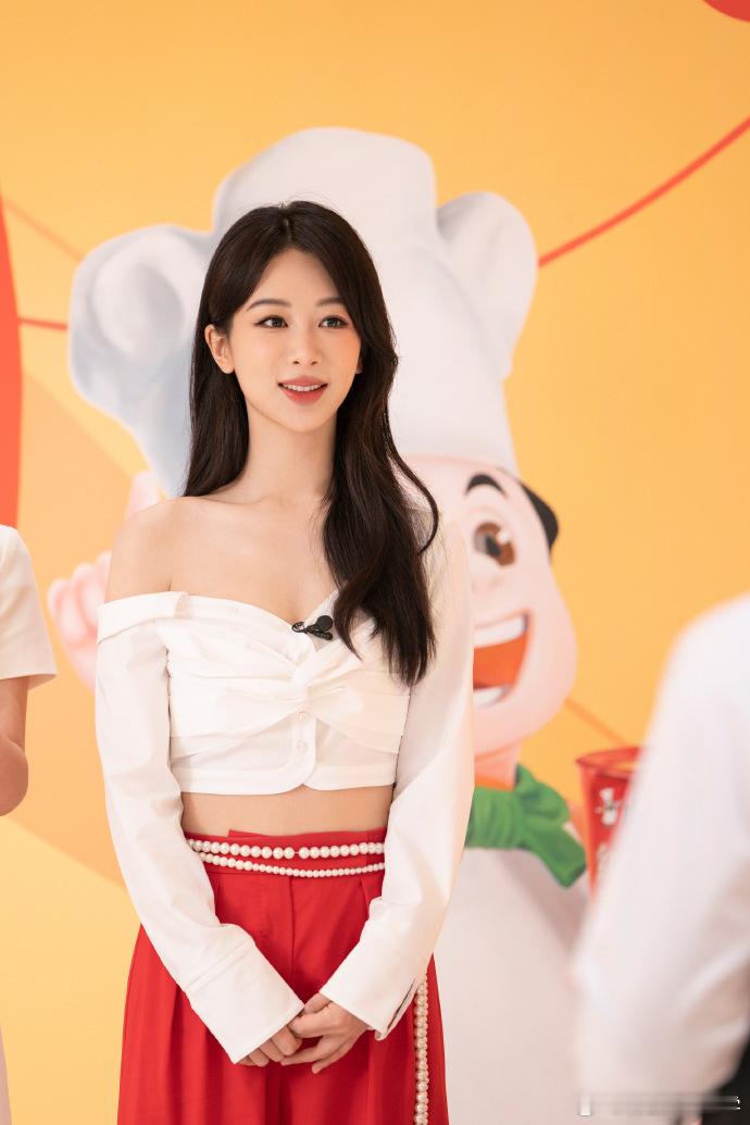 #杨紫美味体验官##杨紫小厨娘#杨紫花生美味体验官，穿着围裙认真的烹饪美食太迷人