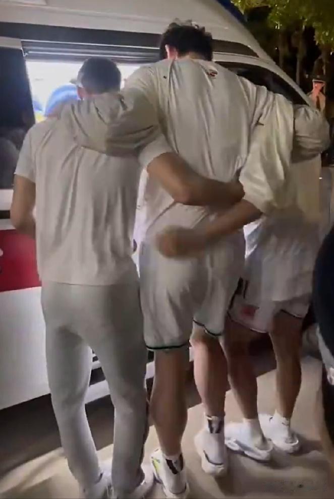 输给青岛后，王哲林在更衣室哭了。

大王的伤其实不重，可以排除他是因为自己的伤而