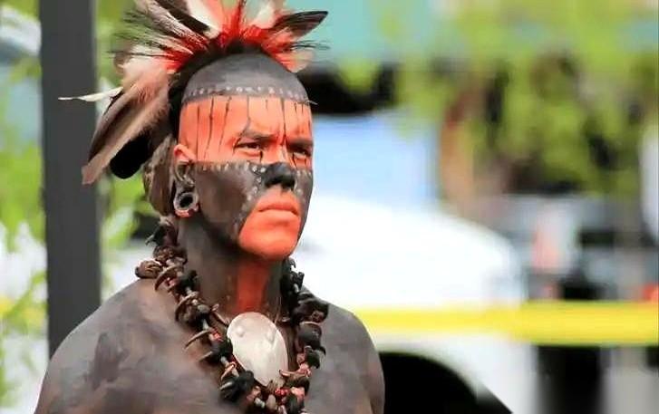 180个烂人，就把一个几百万人口的帝国给灭了。
你以为是靠打仗吗？
开什么玩笑。