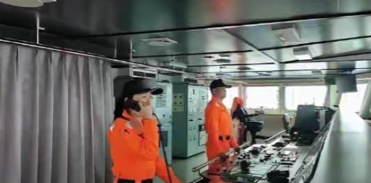 太离谱了！台海巡船在东沙被我海警船堵得不敢动，居然喊出 "你们回去争取民主" 这
