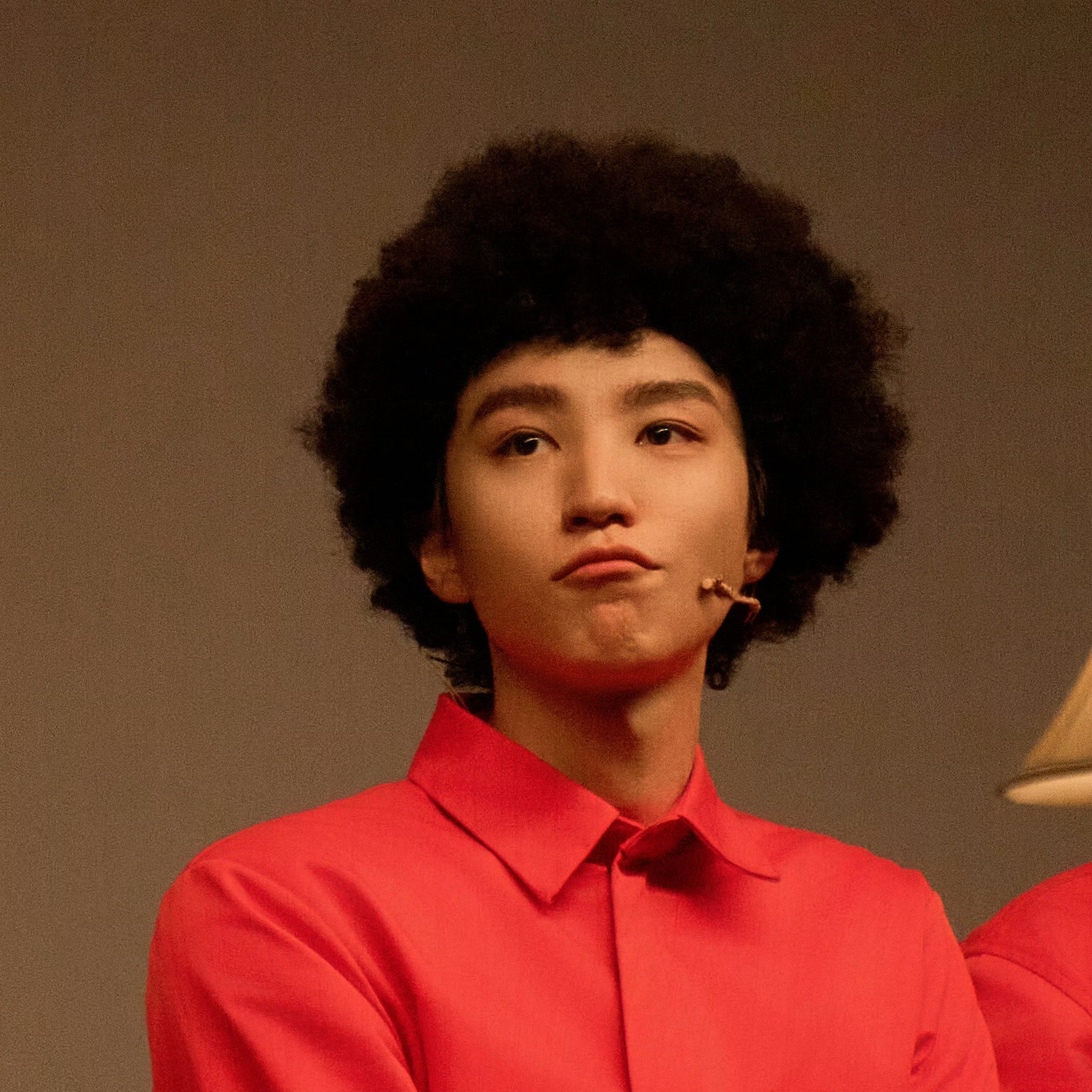 建议有关部门彻查一下吧，我怀疑这个爆炸头是嗲精变的 