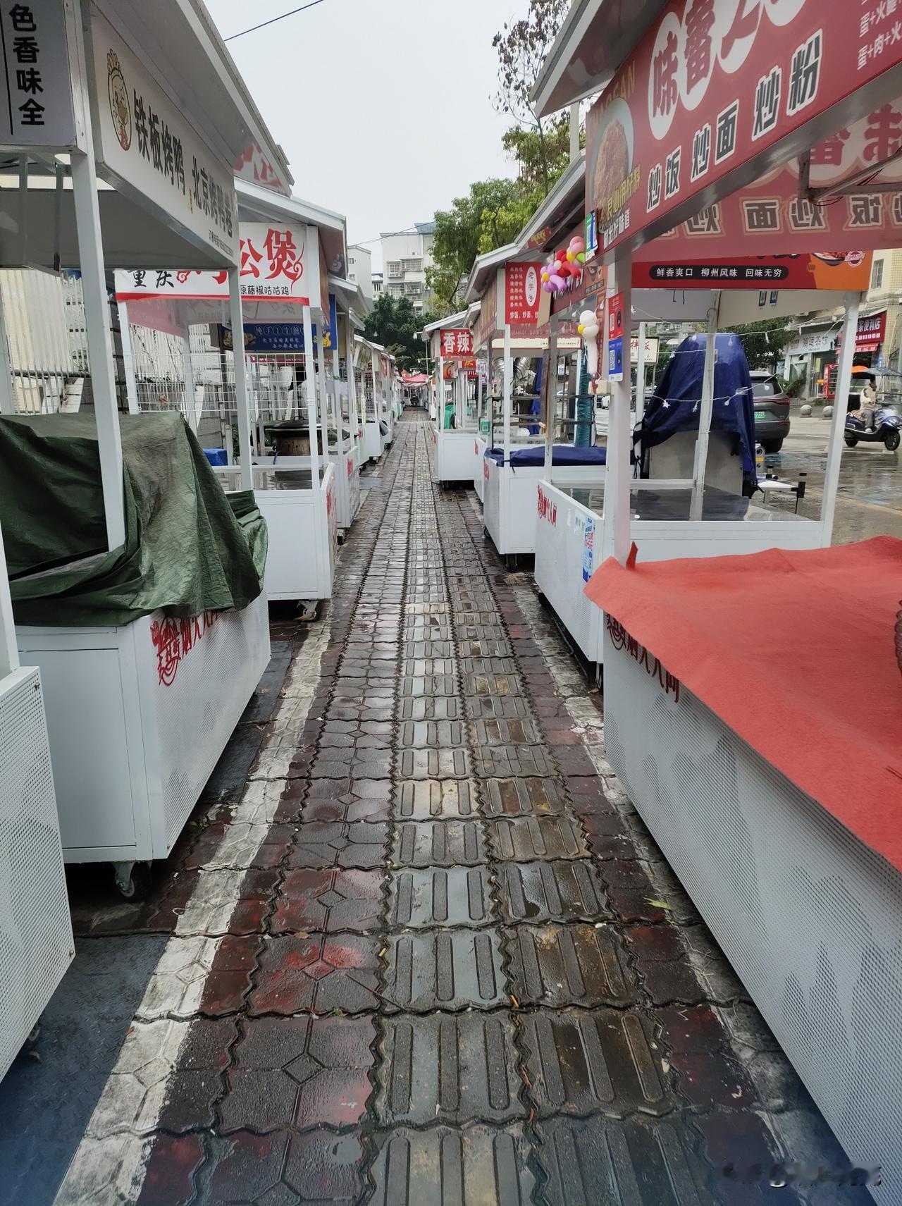 今（29）日，网友给“崛起南充”爆料称:南充市顺庆区文村街的人行道上设有潮汐市场