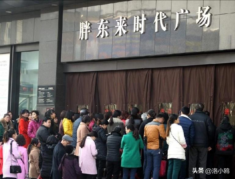 我有一个预感，315后大家更喜欢去这家超市买东西了。

就单单一个眼镜区，到处挤