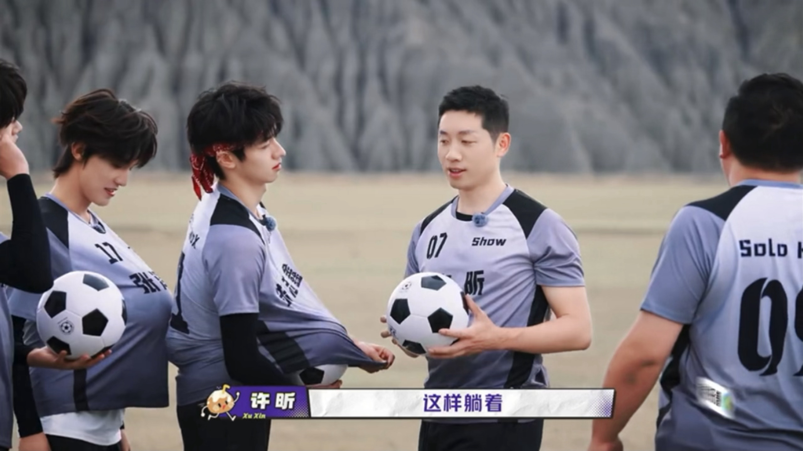 这里规则就是不用手能稳住足球就行 于是聪明妞妞把⚽️塞肚子里 我怎么有种异样的感