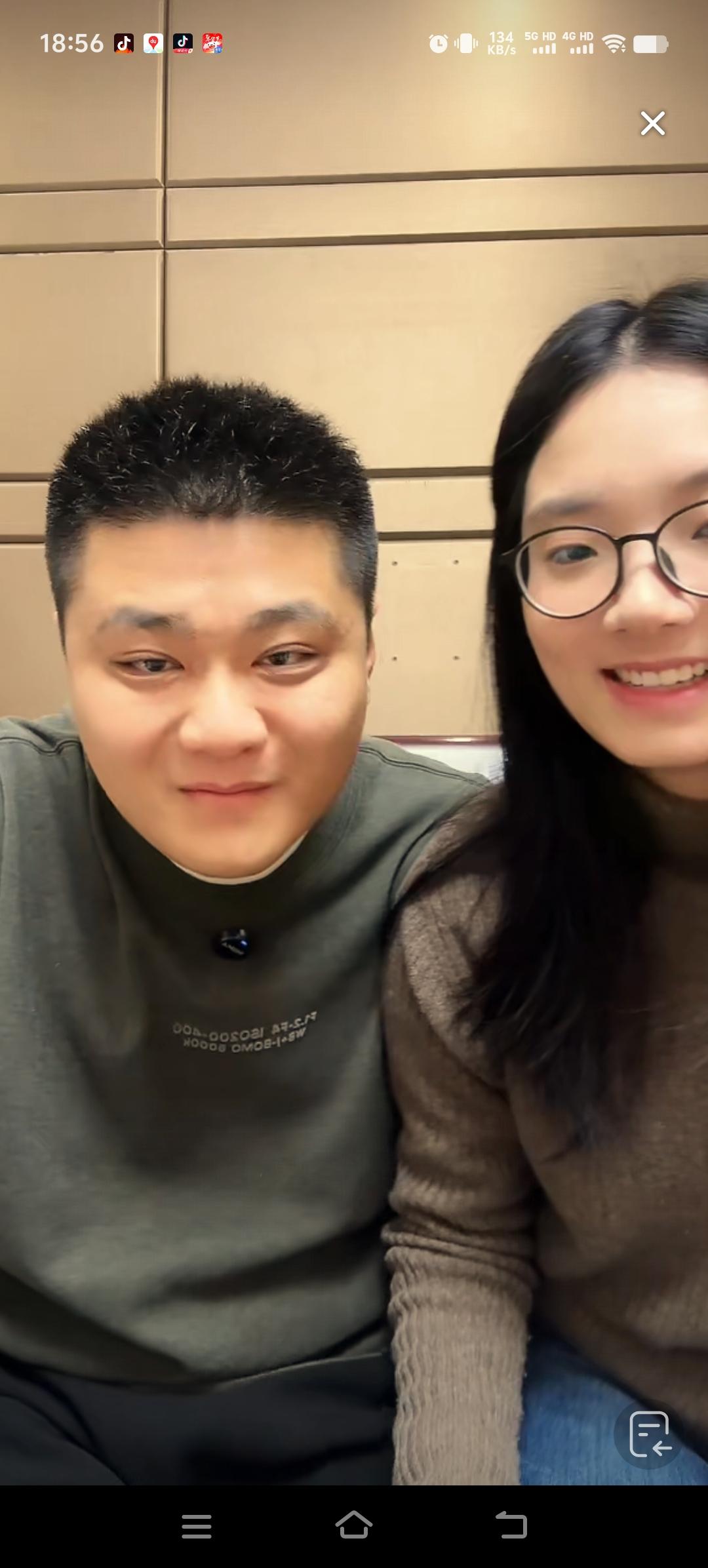 朱进两口子在直播间就网络卡的问题，聊了好久，另外一个话题就是关于降温的问题，你们