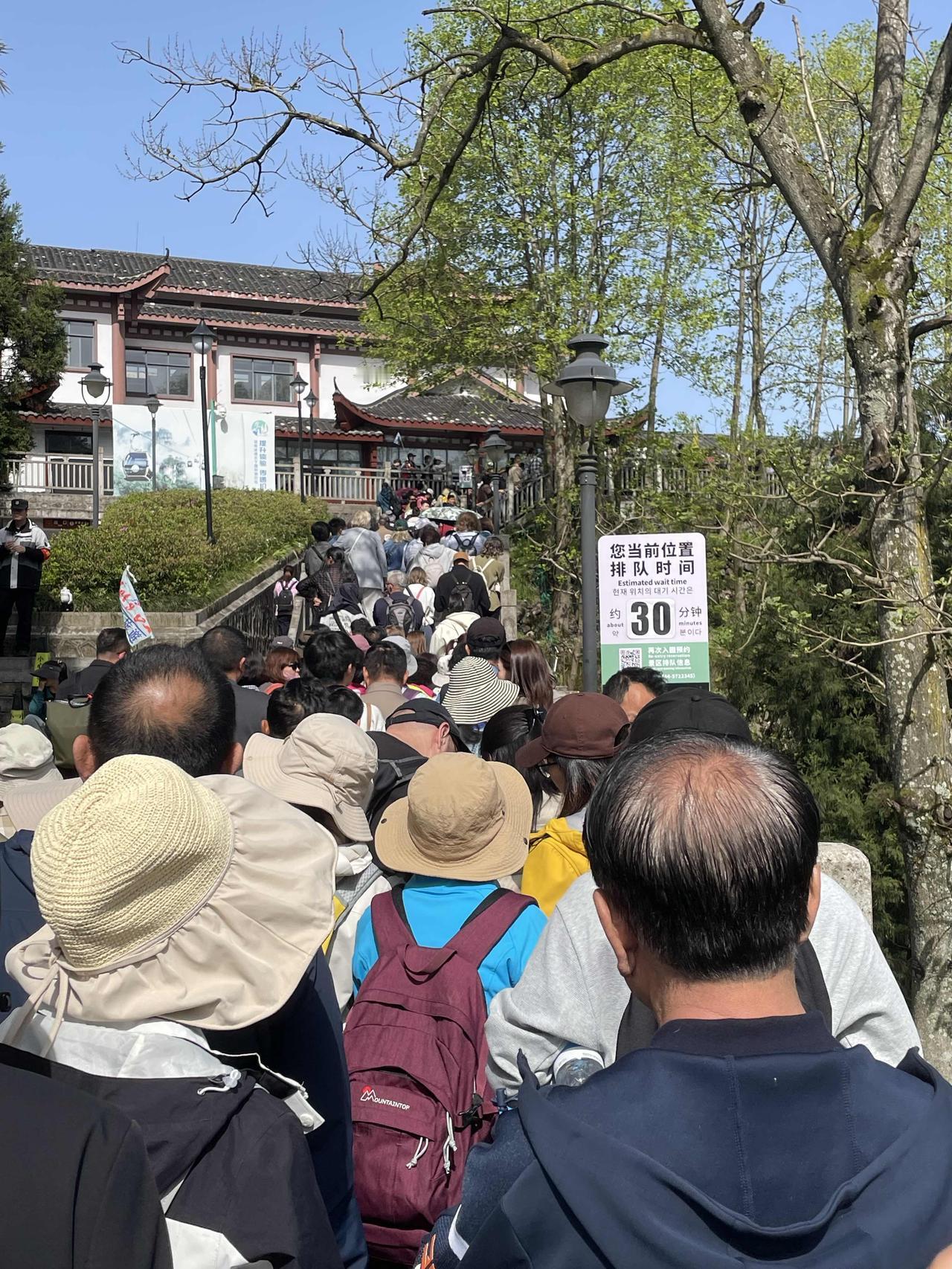 你五一有到张家界的计划吗？能调整就调整一下吧。这里的人真多啊。现在还是工作日呢，