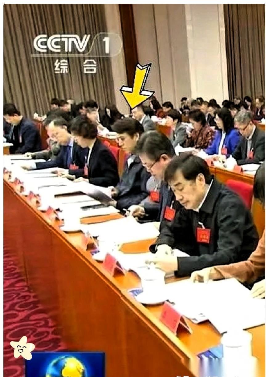 靳东上新闻联播了！
这哥们儿演了一辈子老干部，真就活成了老干部？
这事儿太有意思
