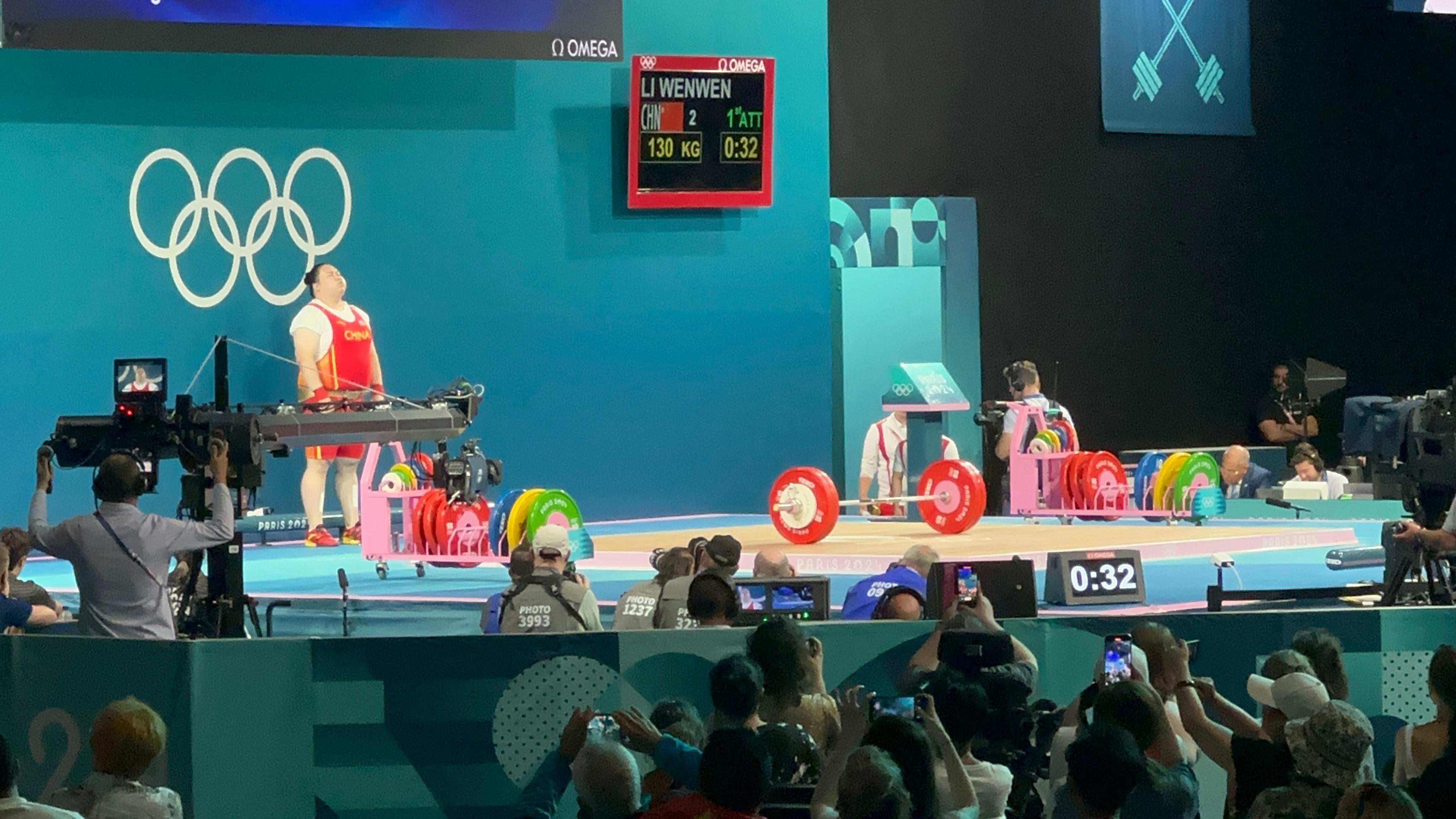 李雯雯抓举136kg，稳稳排名第一进入挺举！#女子举重81公斤以上级# #李雯雯