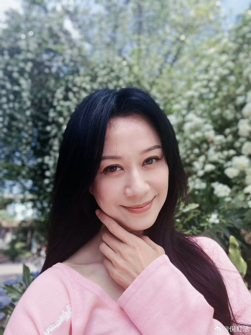 倪虹洁平时看着挺明媚自信的倪虹洁为了还清债务疯狂接戏人前永远明媚大方，人后却在为