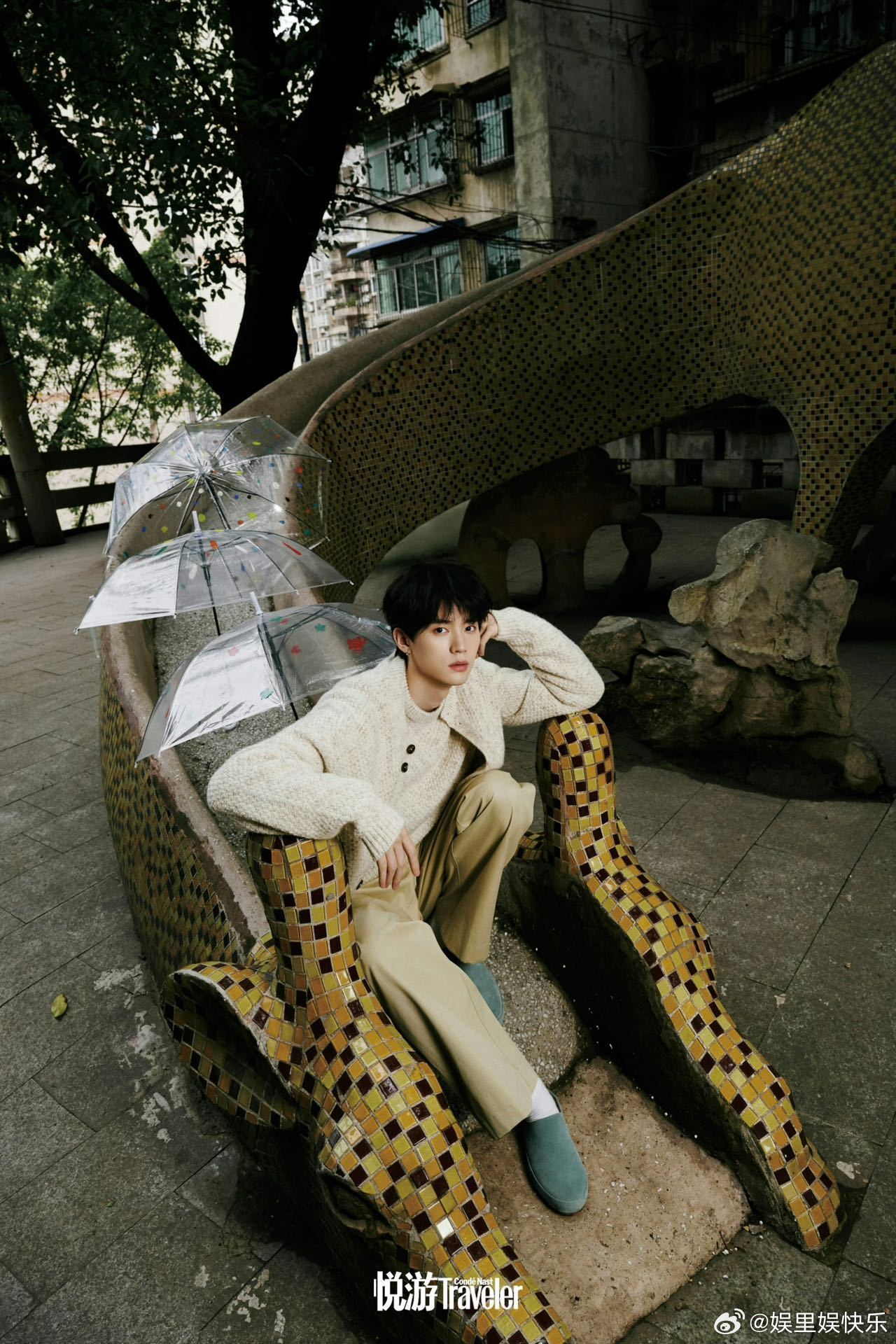 周翊然成名后首回重庆拍封面 从重庆出发走向大众视野，周翊然此次回乡拍摄杂志封面，