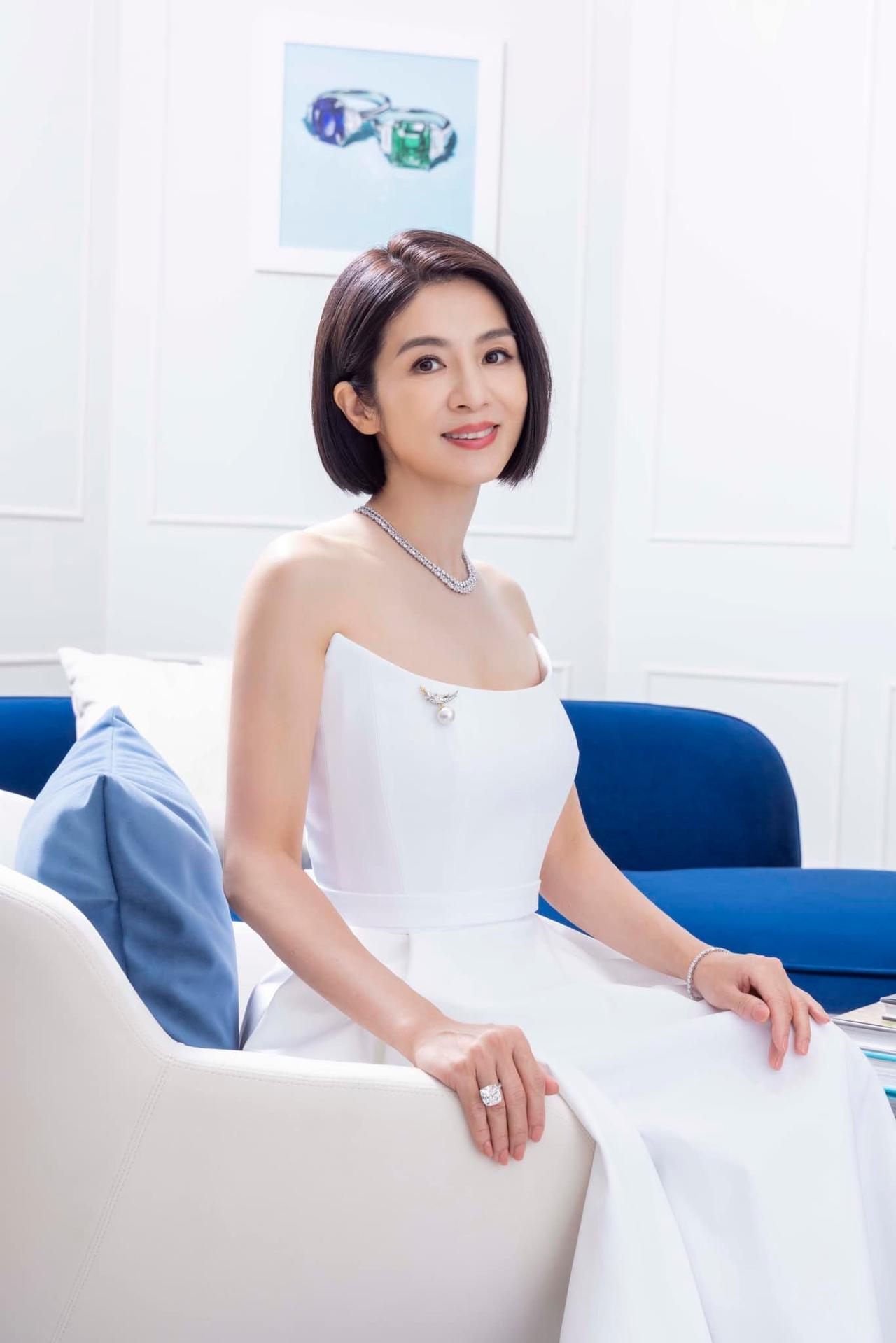 她当年在香港拍过很多出名电影，巅峰时期的颜值在香港女演员里面是顶级水平，今年她已