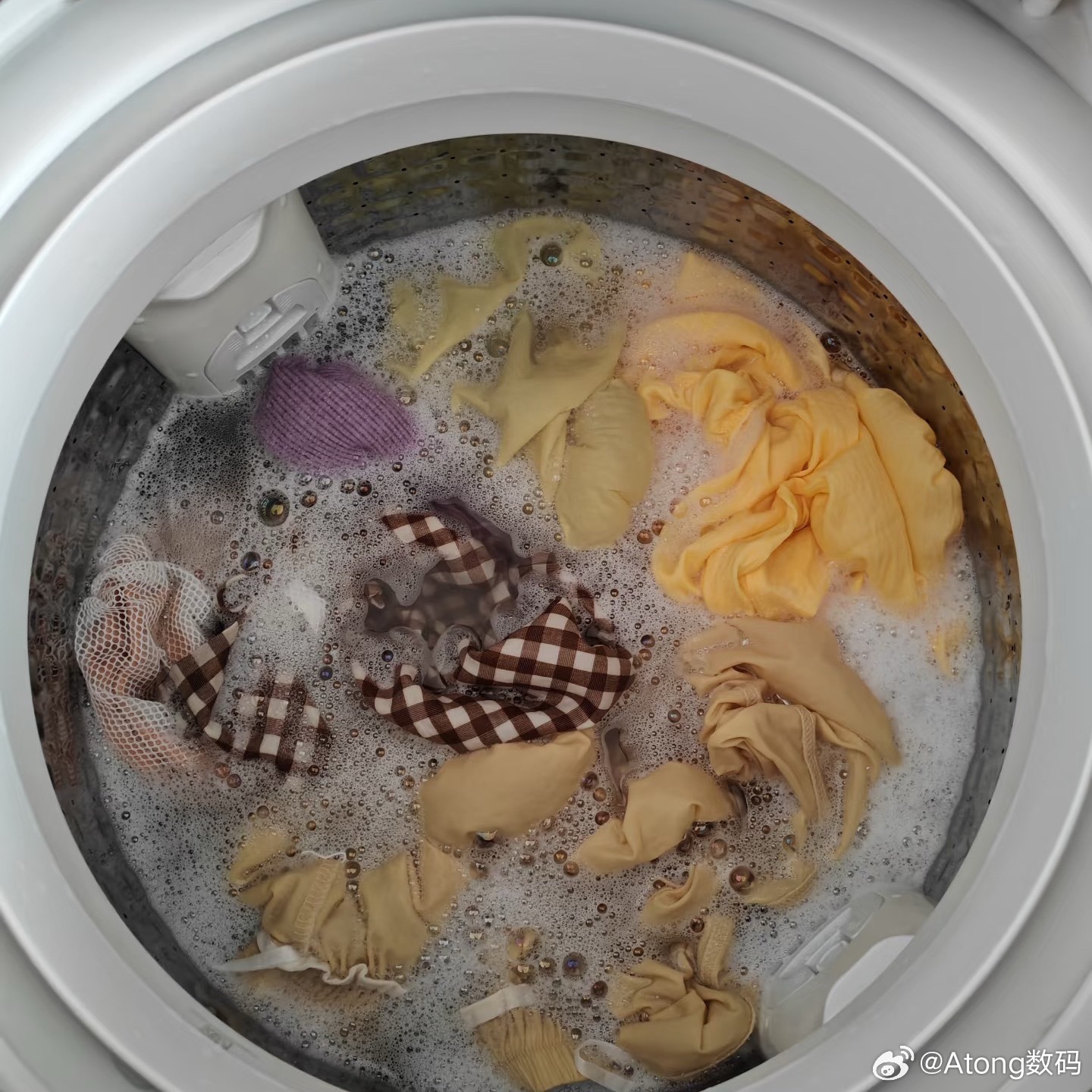 夏天用洗衣机要注意什么洗衣服有一个很大的误区：贴身内衣、袜子与外穿汗湿衣物混洗，