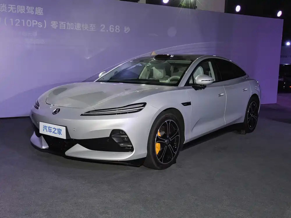 腾势Z9S于2026年8月正式开启预售，定位中大型纯电智能轿跑。车身尺寸5090