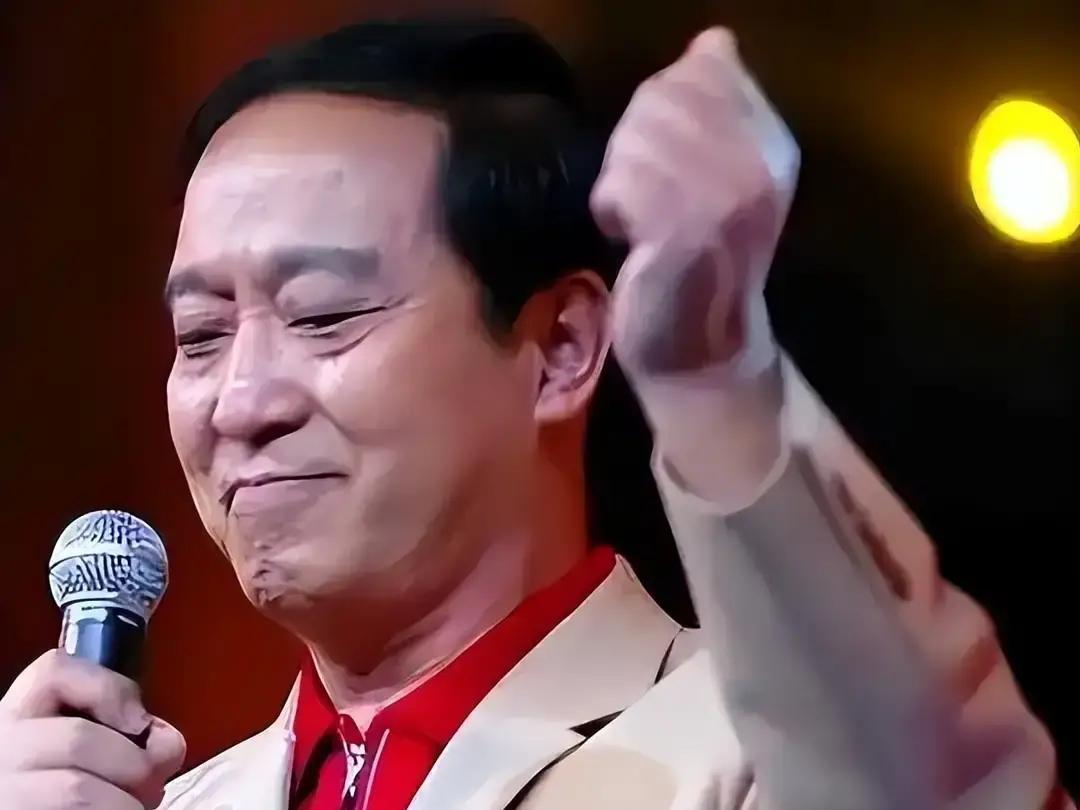 77岁的牛群每天早上7点准时走下北京昌平老家属院的楼梯，手里攥着一个旧相机在街上