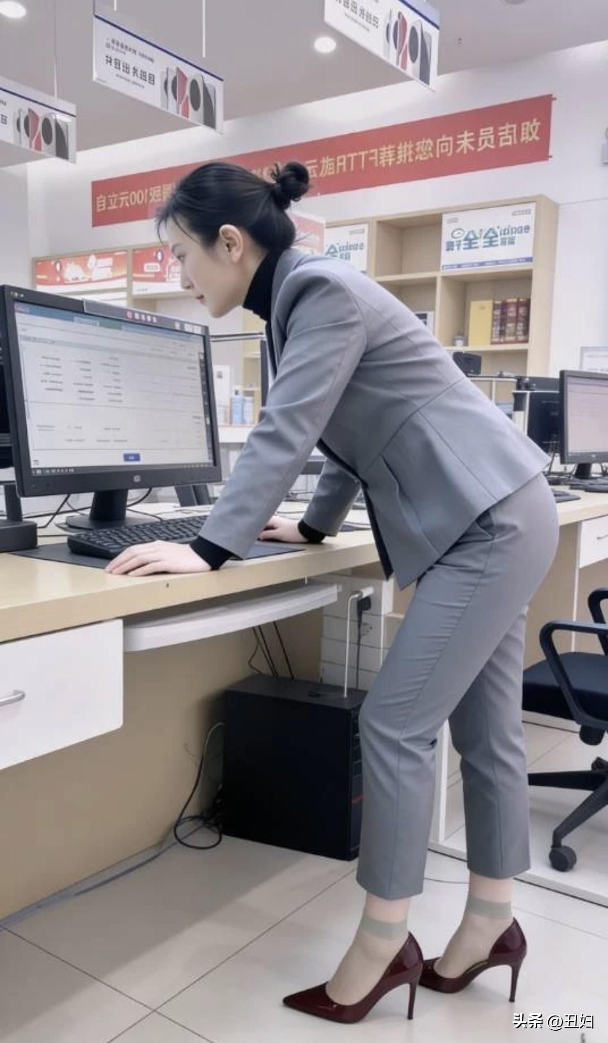 有哪些日常又气质的穿搭推荐通勤灰色西装超有气质