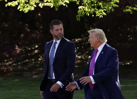 全世界都在盯着特朗普下月中旬的访华行程，结果美国那边突然放出一个大消息，直接引爆