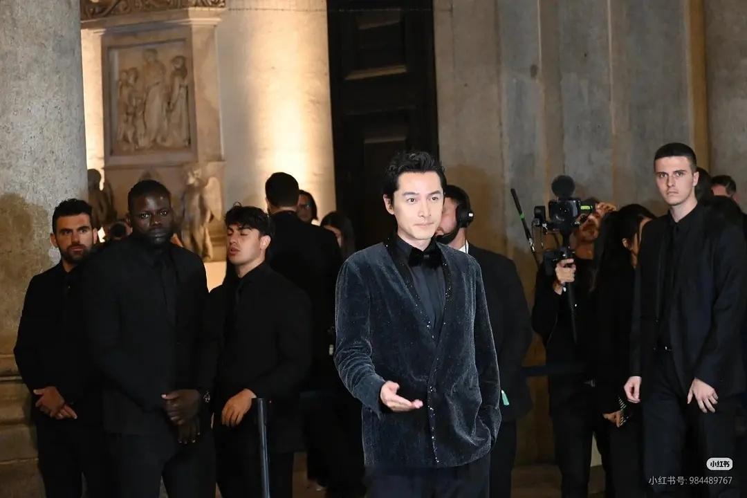 胡歌米兰时装周阿玛尼大秀 确实贵气 ​​​