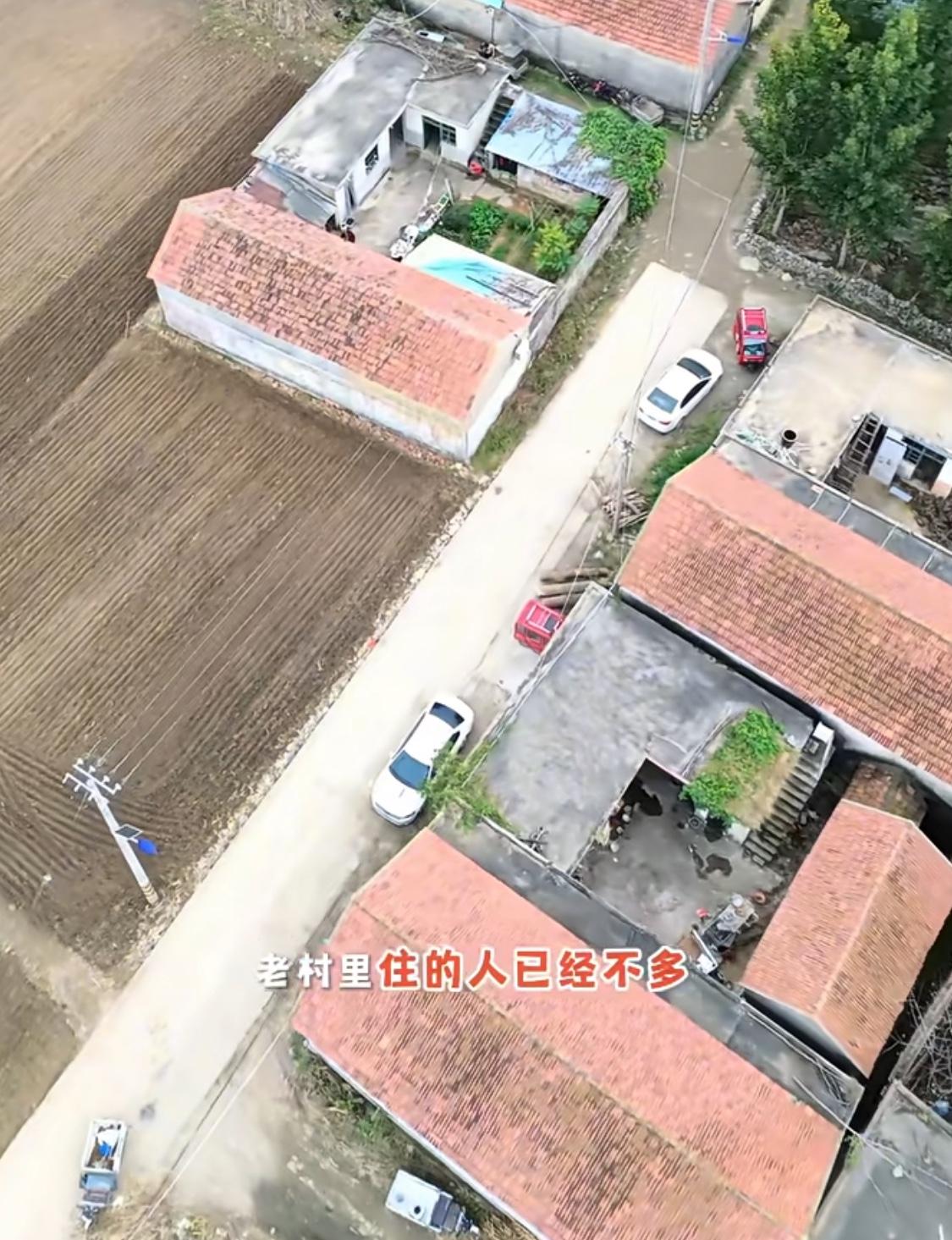 这是沂南大岱村的老庄里。
东西两侧各有一条断头的水泥路。
老村里住的人已经不多，