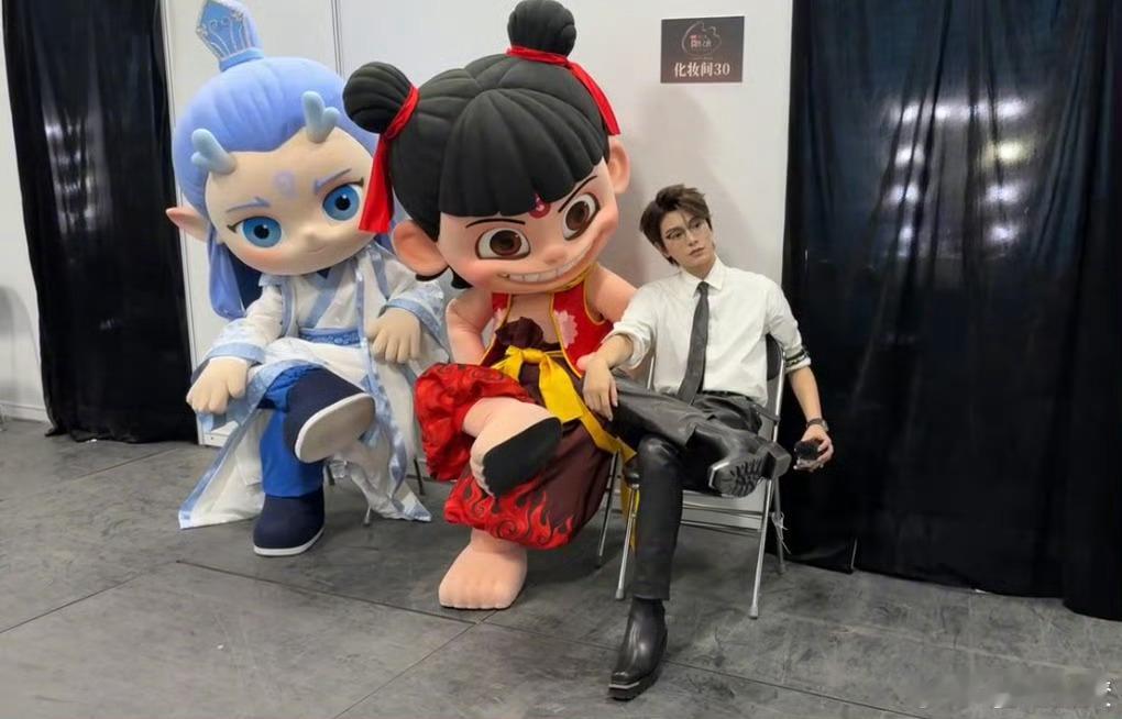 丁禹兮和哪吒敖丙合影  看丁禹兮和哪吒敖丙的合影把笑点和萌点都给大家诠释的那叫一