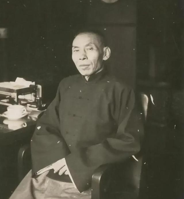 杜月笙之所以会烧毁欠条，因为他一个搞黄赌毒放高利贷起家的，能从他手中借钱打欠条的