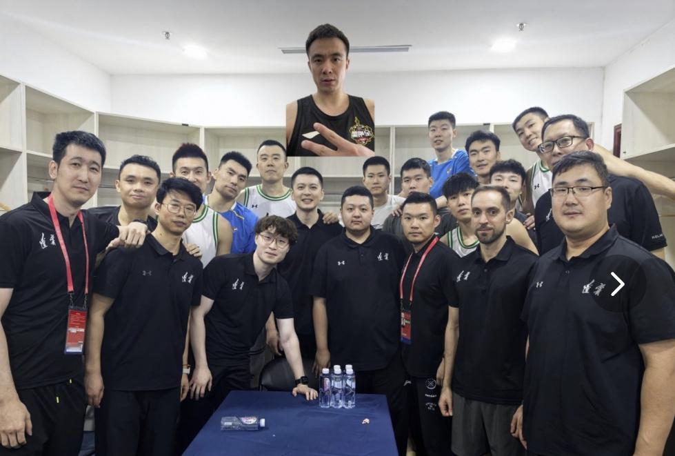 赵继伟版本的合影，显然不如杨导的合影P的好哈哈哈哈 