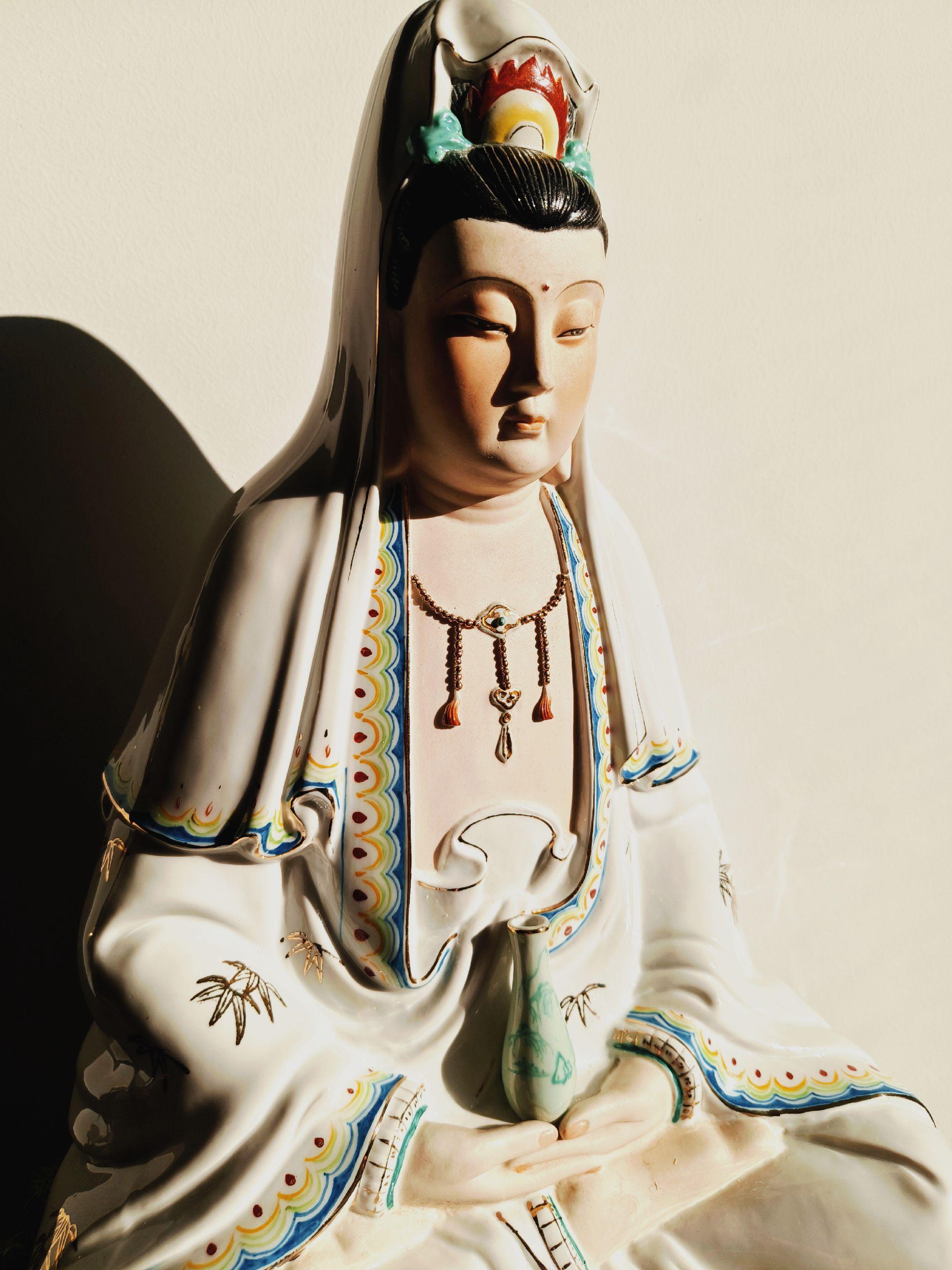 净瓶轻抱映慈颜，莲台端坐意安闲。 慧眼常观尘俗事，引离苦海济人间。