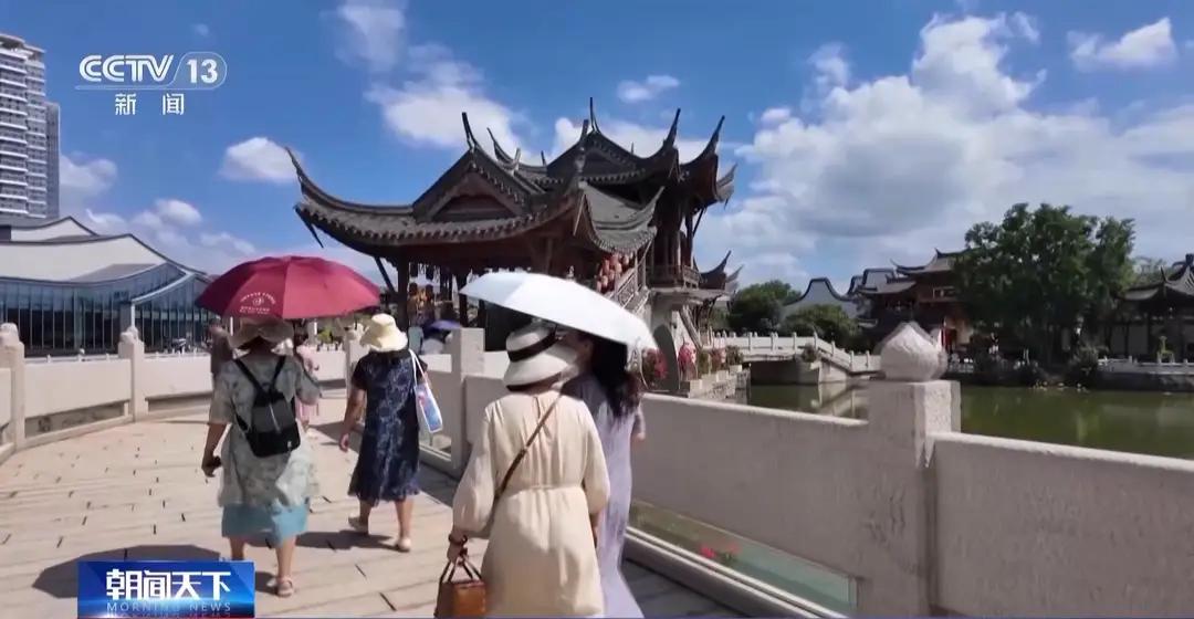 国庆中秋假期，各地旅游市场人气高涨，消费热度也迅速攀升。在福建福州，当地不仅以火