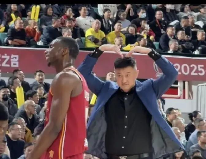 脾气越凶，输得越快
 
杜锋突然不骂人了。全运会夺冠后，他冲对手比心，技术犯规清