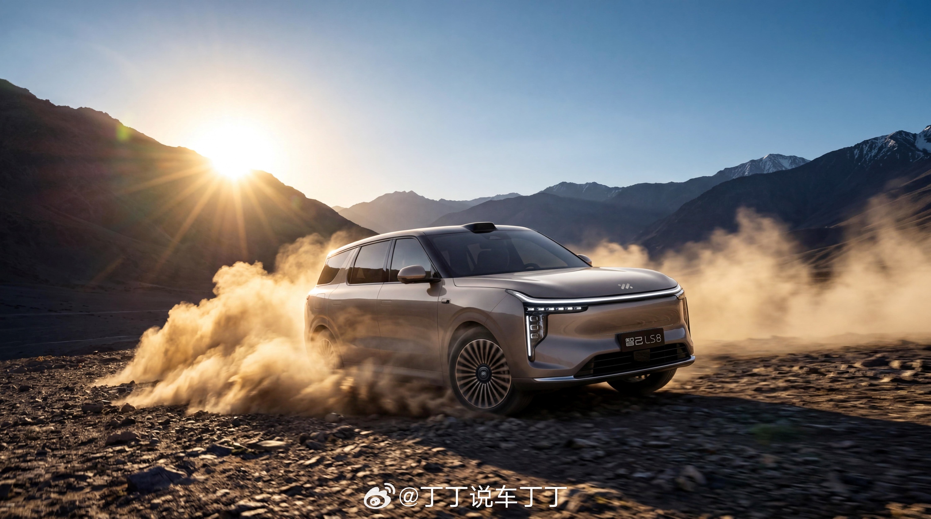 智己LS8也来了，提供5座和6座两个版本，预售25.98万起，起步就给52度大电