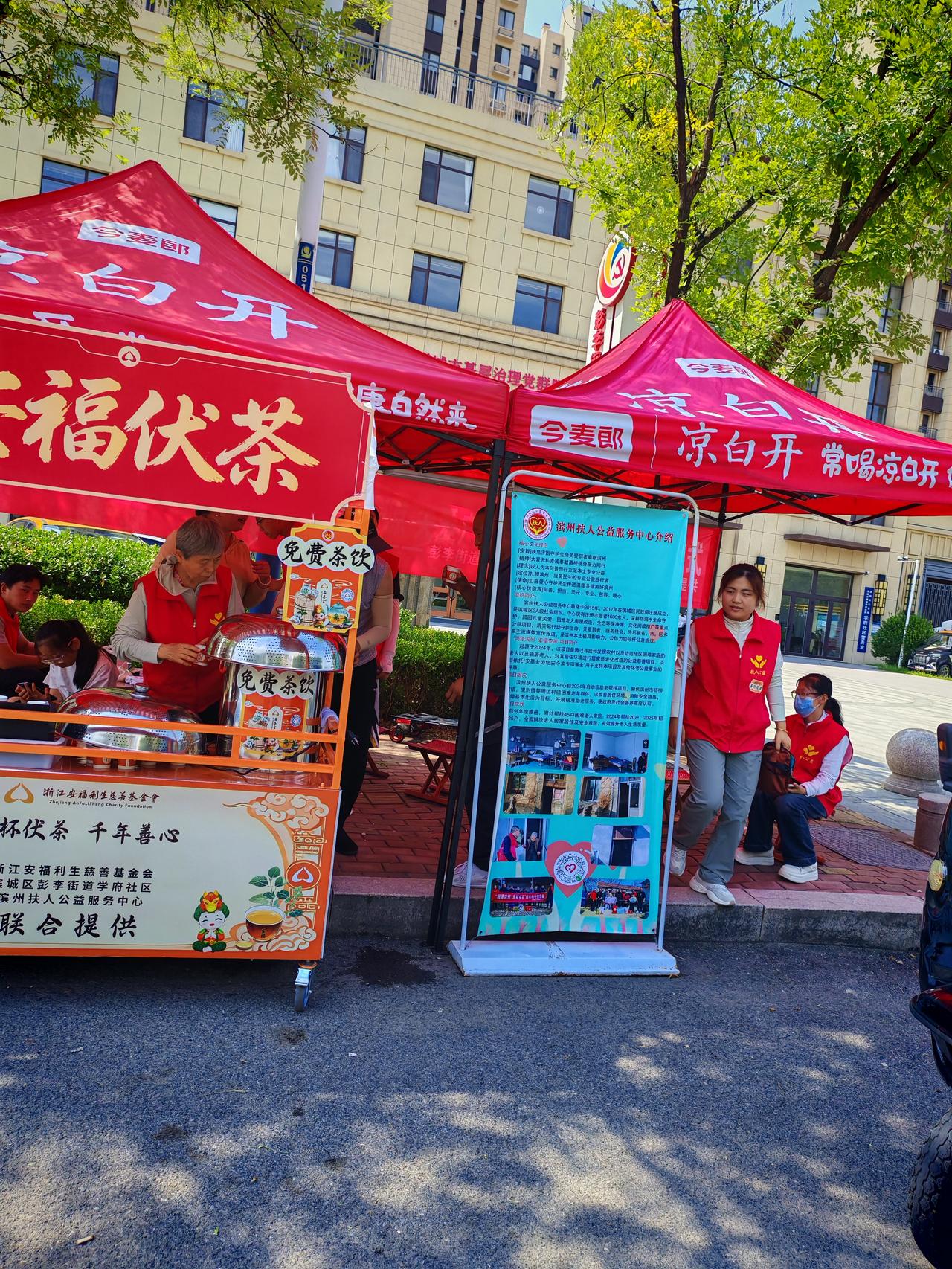 夏日的清凉


你们的付出让我赞叹，
你们的行动让我感动，
你们给夏日送来清凉，