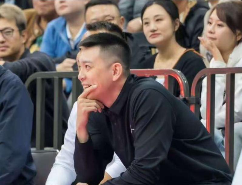 在胡金秋头上拿下11分， 韩德君接班人表现令人惊喜，杨鸣开心地笑了！
辽宁男篮热