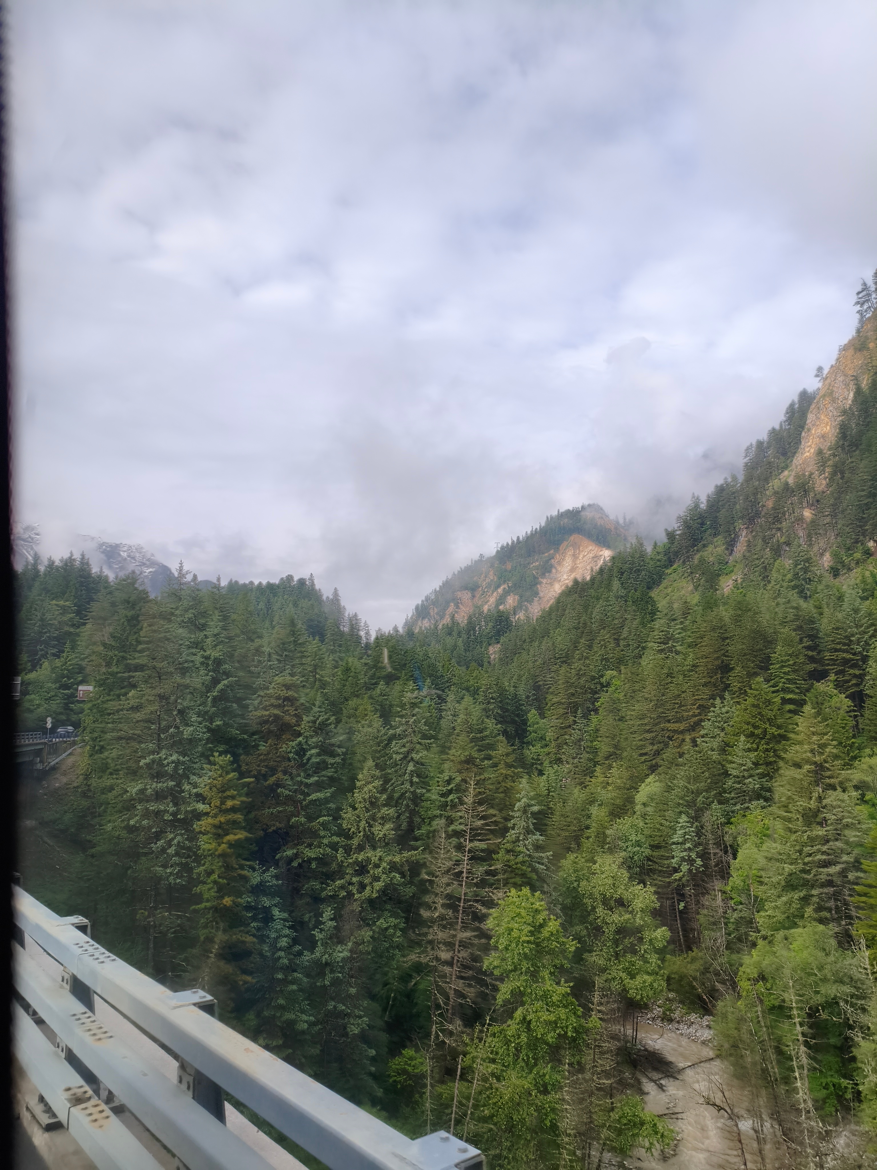 晨光微亮时，对保洁阿姨道声早安；地铁拥挤处，侧身让出一方空隙。善意不必惊天动地，